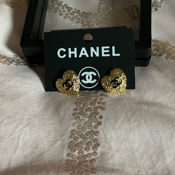 Earrings Luxury Heart Stud Gold with Black CC Logo - Picture 2 of 6